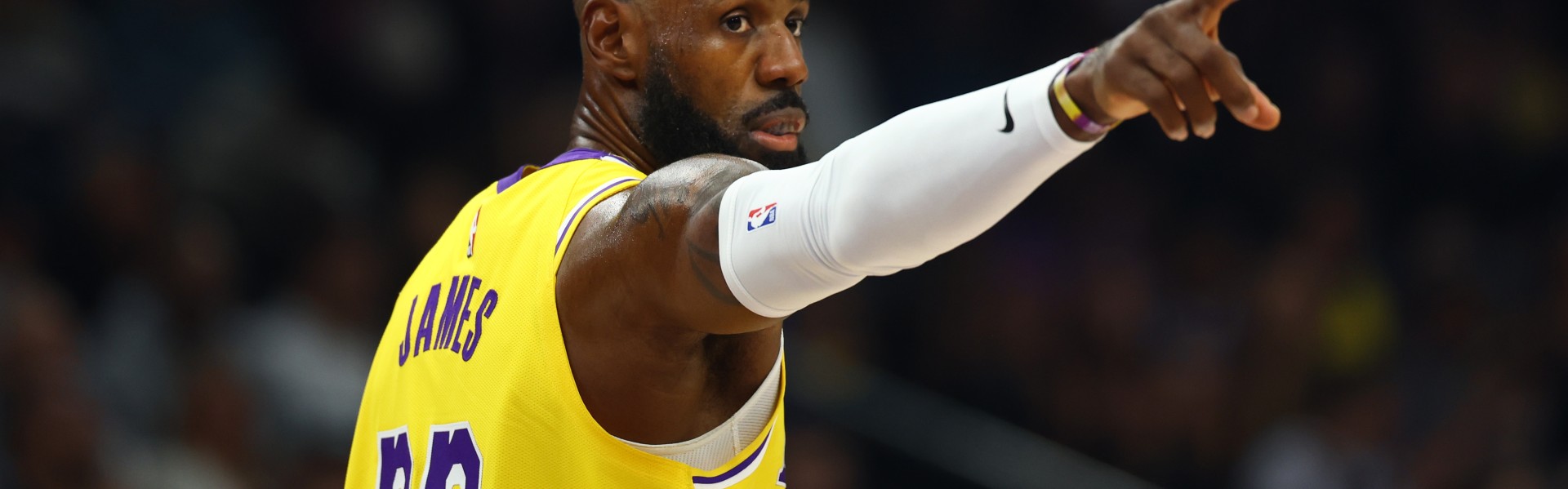 v体育-韦德调侃引发深思：詹姆斯仍在为胜利而战 但他的心还在湖人吗？