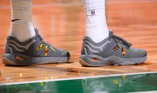 v站-布朗穿着个人品牌球鞋，砍下30分10篮板5助攻3抢断