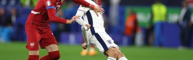 v体育-名宿：英格兰左路无攻势，福登上半场就该被换下