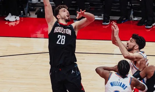 v体育-火箭晒申京赛场照：全场14分13板砍下两双，仍难阻球队失利