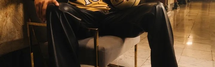 基肖恩-乔治展示球队新球衣，奇才官方附文：永不过时的穿搭