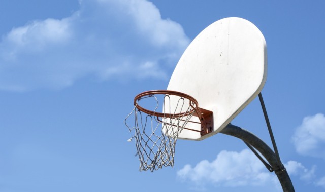 争议！赵睿被抨击发布会无话但手一刻不闲 回怼：我不该出现在世上？