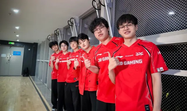 JDG众选手赛后发文：打得好兄弟们！继续往前冲