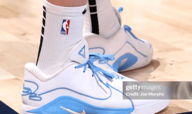 v站体育-马尔卡宁今日穿着白蓝色Lebron22，率队挺进半决赛